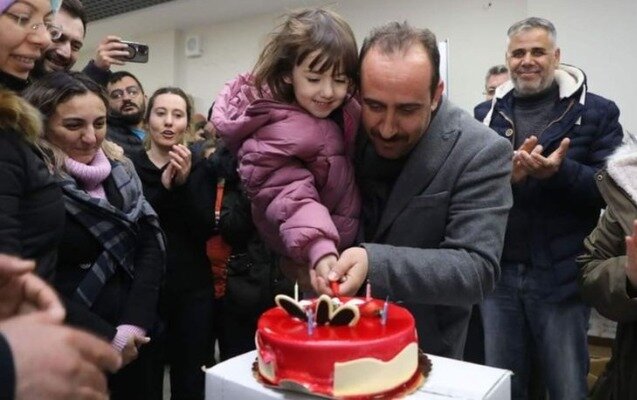 Dağıntıların altından çıxarıldı, doğum günü qeyd edildi - Video