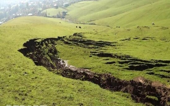 Daha bir rayonda torpaq sürüşməsi - Hərəkət çətinləşdi