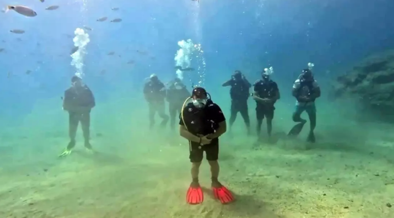 Dalğıcları su altında namaz qıldılar - VİDEO