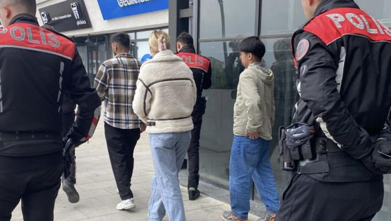 Kiçik bacısını kafedə oğlanla görən qadın dava çıxardı - VİDEO