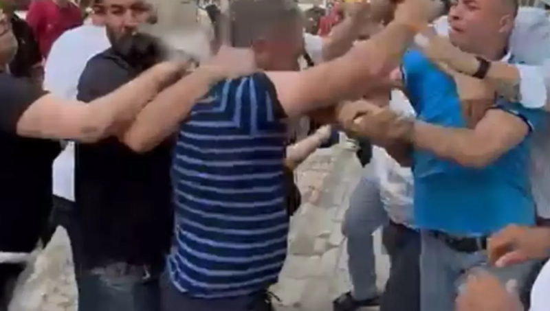 Boşanan cütlük və qohumları arasında kütləvi dava baş verdi - VİDEO