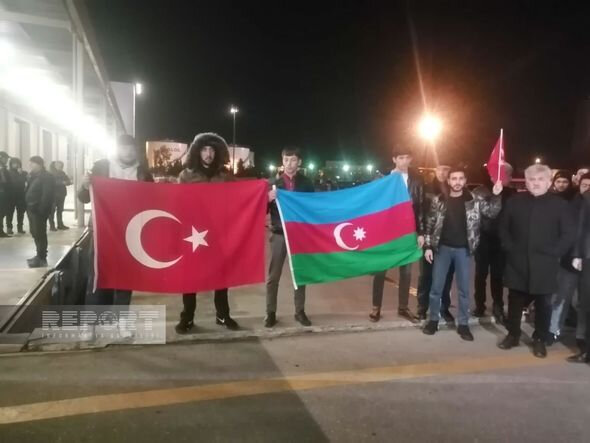 Türkiyədə zəlzələdə həlak olan azərbaycanlı tələbələrin cənazələri Bakıya gətirilib - FOTO/VİDEO