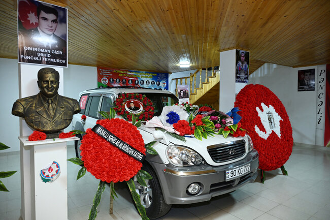 Prezidentin qızları Pəncəli Teymurovun evində - Fotolar