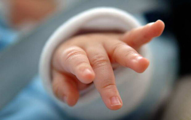 Bir yaşlı körpə anasının qucağından düşərək ölüb