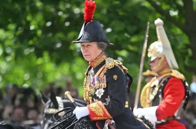 İtaətsiz at 73 yaşlı Şahzadə Annaya çətin anlar yaşatdı