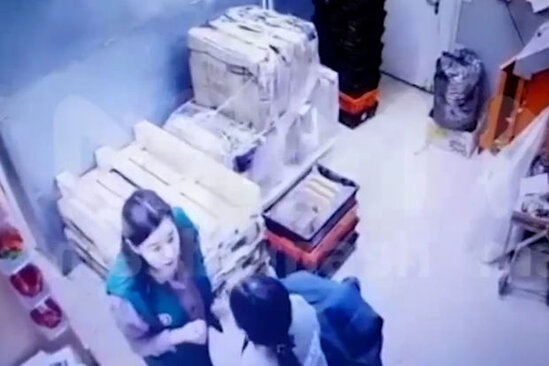 Rusiyada mağaza direktoru hamilə müavinini döydü – VİDEO