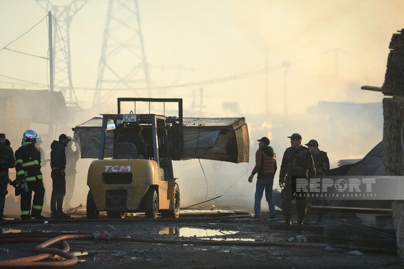 Bakıda taxta bazarında baş verən yanğın yerindən FOTOLAR