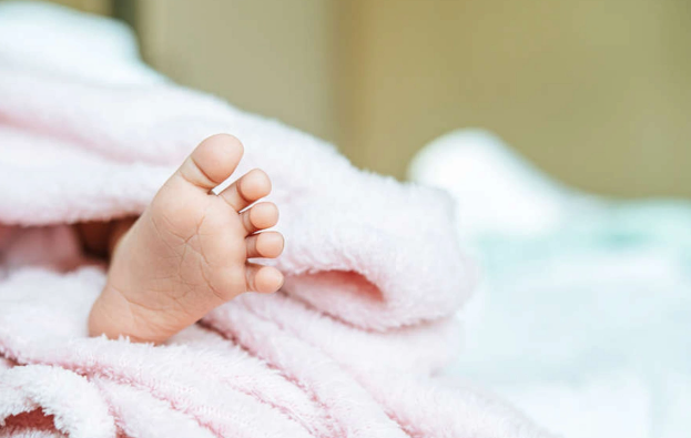 Özbəkistanda cütlük yeni ev almaq üçün körpəsini satışa çıxarıb