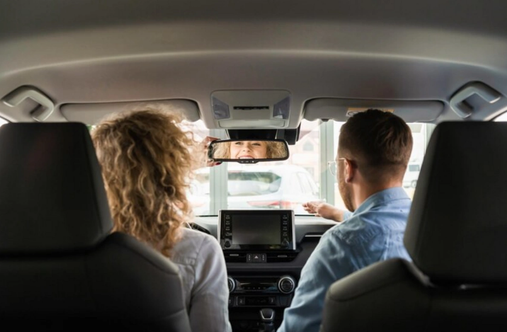 Gənc oğlan maşında sevgilisi ilə cinsi əlaqədə oldu, bunu görən qonşu həbs edildi