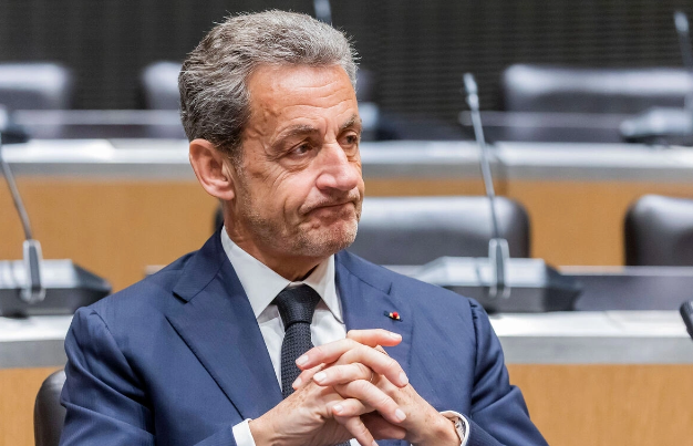 Sarkozi "Fəxri Legion" ordenindən məhrum edildi