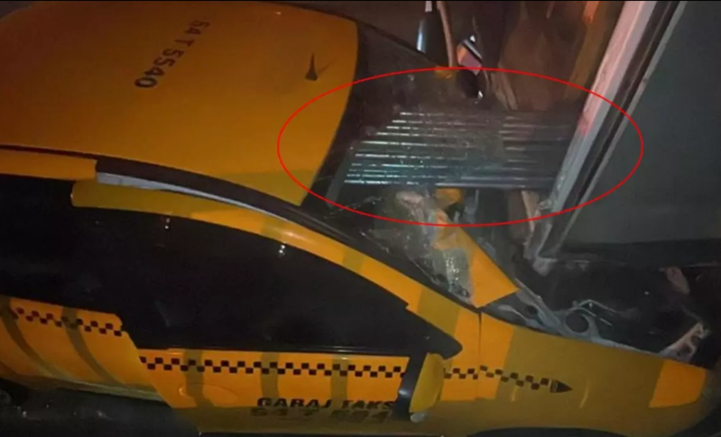 Dəmir borular avtomobilə ox kimi saplandı: Sürücü ağır yaralandı və vəfat etdi - FOTO