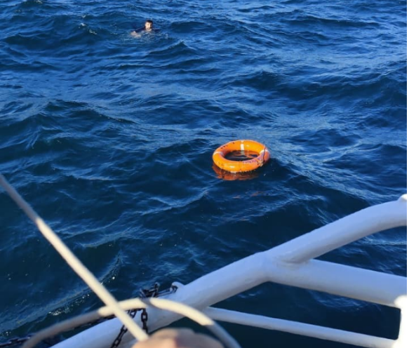 Gəmi sərnişinləri dənizdə çırpınan şəxsi xilas etdi