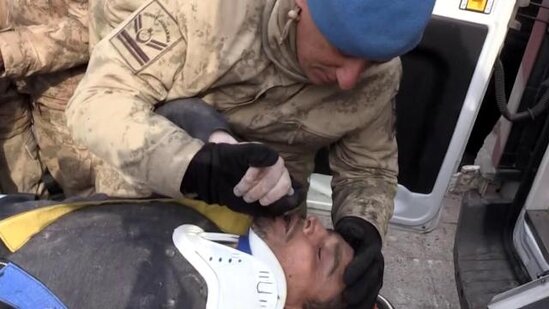 Dağıntılar altından çıxarılan şəxs əsgərin əlini öpdü