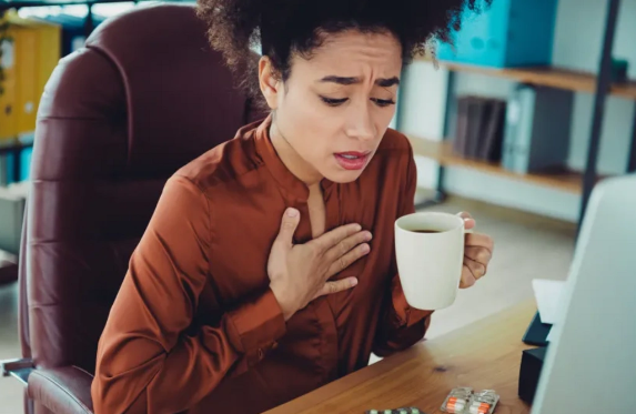 Hansı dərmanları qəbul edərkən qəhvə içmək olmaz? - Britaniyalı əczaçıdan XƏBƏRDARLIQ