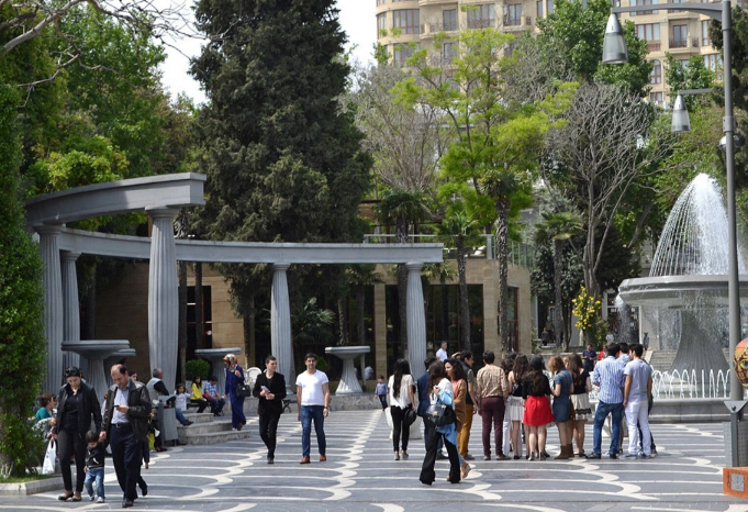 Sərxoş vəziyyətdə Fəvvarələr Meydanında söyüş söydü: Həbs edildi