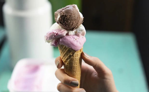 Dondurma və soyuq içkilər təhlükəli deyilmiş: Rusiyalı mütəxəssis izah etdi