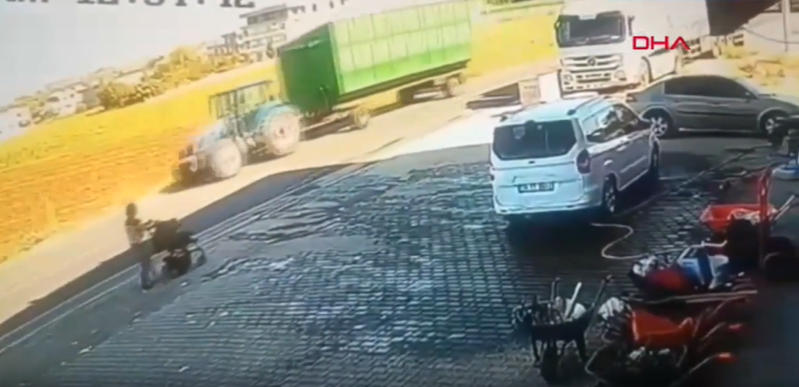 Körpəsi ilə ağır yol qəzasının ortasında qaldı, son anda xilas oldu - VİDEO