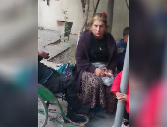 Metroda uşaqları diləndirən qadın HƏBS EDİLDİ