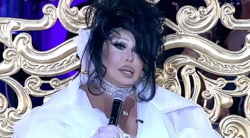 Bülent Ersoy iftar gecəsində ağ libası ilə diqqət çəkdi - FOTO