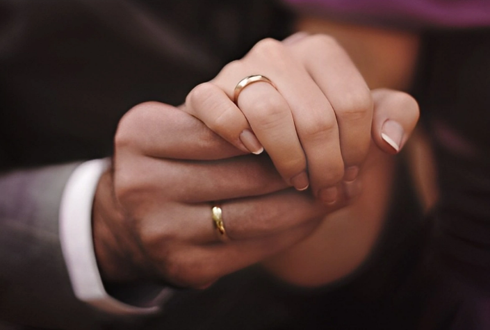 Qadınlara xaricdə yaşamaq üçün saxta evlilik təklif edilir