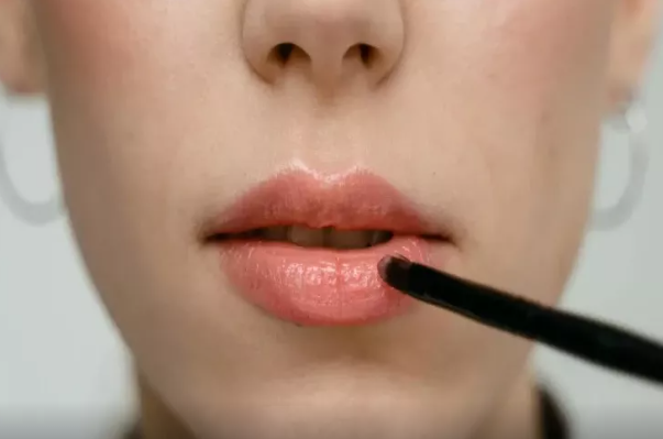 Dodaq balzamı, göz damcıları, əl kremi - Zərərli adi məhsullar