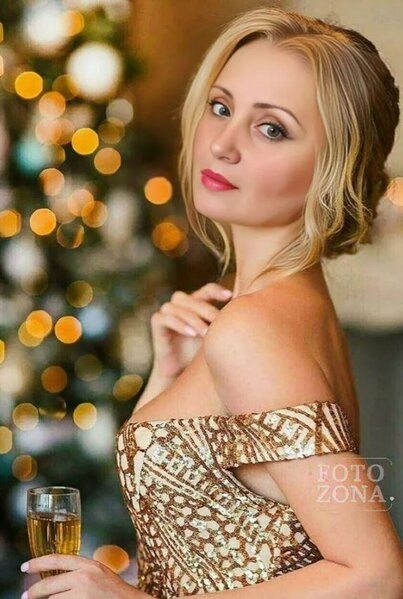 Ad günündə təyyarədən TULLANDI: Paraşütü açılmadığı üçün AĞACA ÇIRPILDI - VİDEO