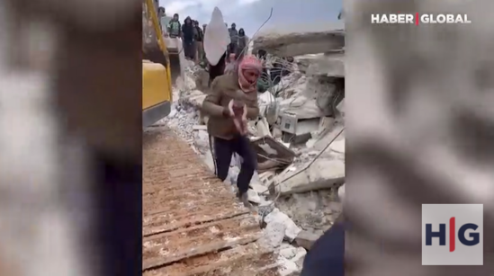 Dağıntılar altında körpə dünyaya gəldi - VİDEO