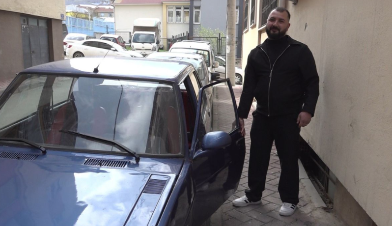 40 illik avtomobili sata bilməyən şəxsə maraqlı təkliflər: "Yarım dişlənmiş dönər verən var" - VİDEO