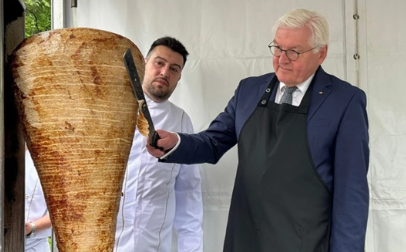 Almaniya prezidenti Türkiyə səfərində dönər kəsərək ətrafdakıları qonaq edib - VİDEO