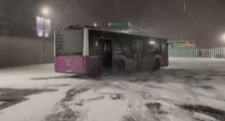 Polisdən qarlı Bakıda "drift" edən avtobus sürücüsü ilə bağlı AÇIQLAMA - VİDEO