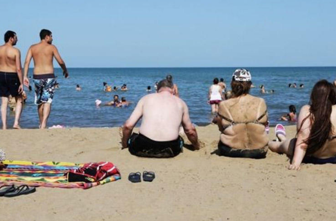 Çimərlikdə namaz qıldı - TƏNQİD OLUNDU - VİDEO