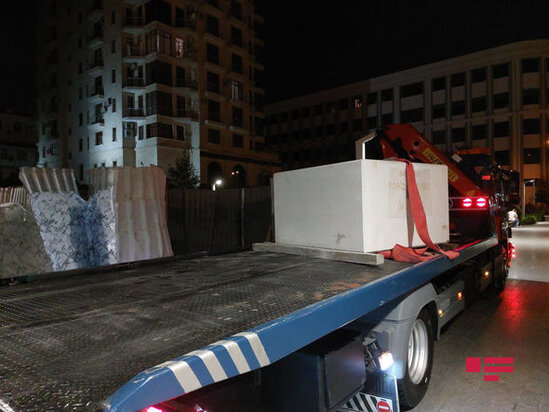 Bakıda Xalq artisti Tofiq Quliyevin abidəsinin postamenti quraşdırılır