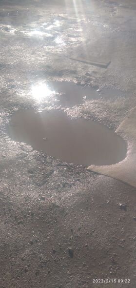 Dünyada bir ilk: Bakıda dağılmış yolu xalı ilə "yamadılar" - FOTO