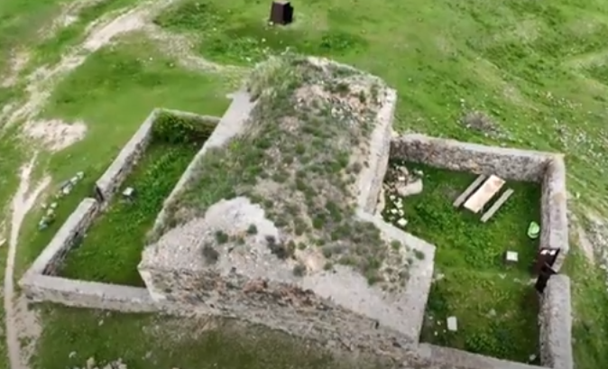 Kilsədəki deşiklərin "sirri": məbədin divarından bu səs gəlirsə, orada qızıl gizlədilə bilər - video