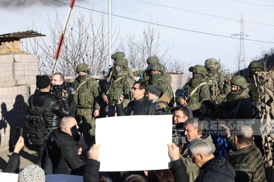 Azərbaycanlı etirazçıların qarşısına çıxan sülhməramlıların polkovniki sərxoş imiş - YENİLƏNİB + VİDEO