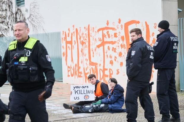 Almaniyada kanslerin iqamətgahına hücum olub