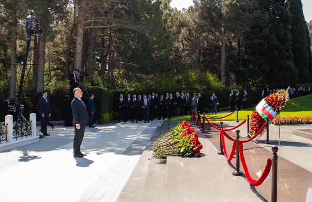 Ümummilli lider Heydər Əliyevin xatirəsi anılır - YENİLƏNİB+FOTO