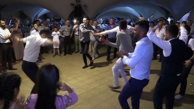 Azərbaycanda toylarda YENİLİK: Bəyə "kirayə dostlar" tutulur