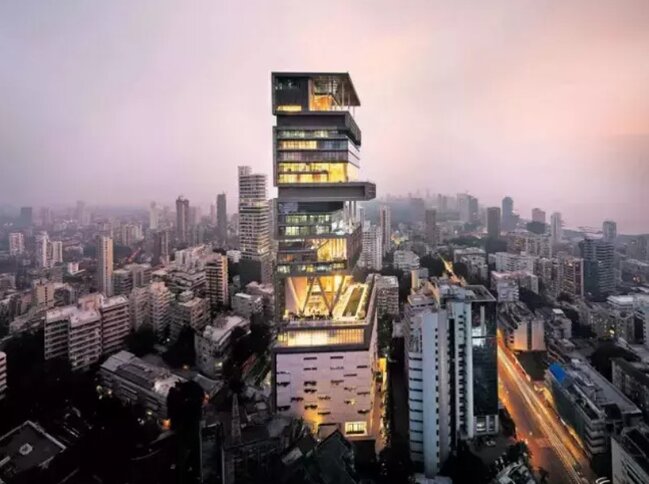 Dünyanın ən bahalı evidir, divarlarından qar da yağır - Fotolar