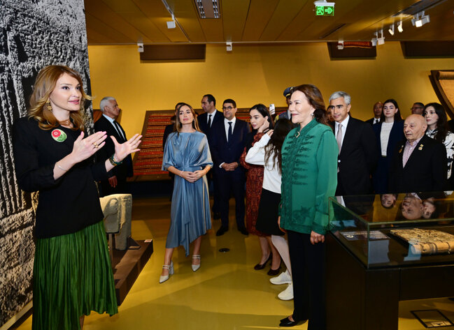 Prezidentin qızları Şahzadə ilə sərgidə - Fotolar