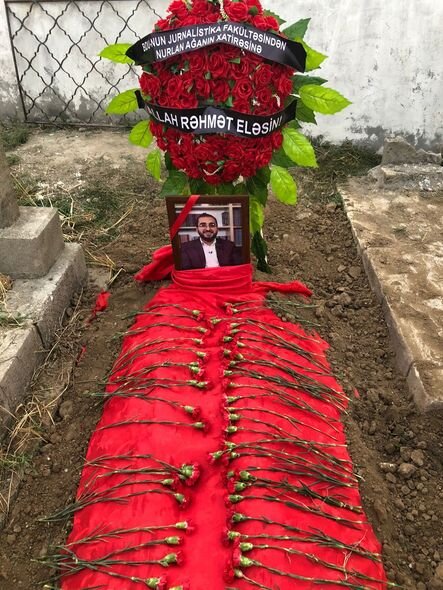 Koronavirusdan vəfat edən jurnalist dəfn olunub - FOTO