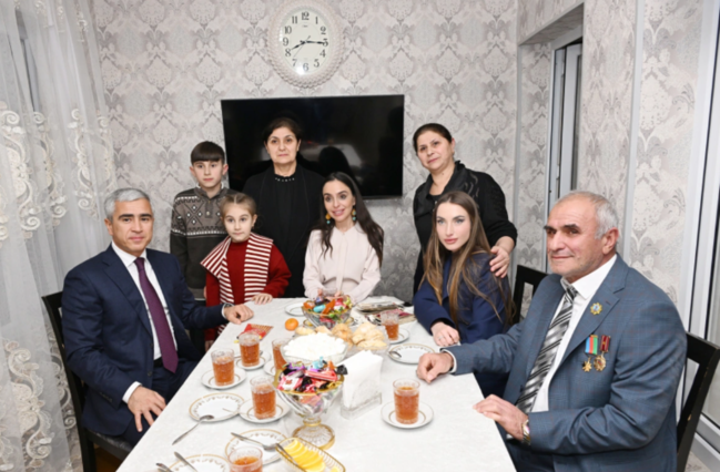 Leyla Əliyeva və Alyona Əliyeva Gəncə Memorial Kompleksini və Milli Qəhrəman Natiq Qasımovun ailəsini ziyarət ediblər