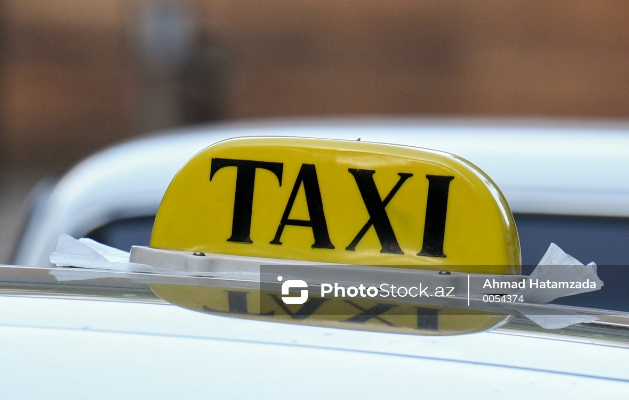 Müştəri taksidən düşmədi, sürücü maşını polis şöbəsinə sürdü: Məhkəmə qərarı