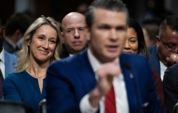 Pentaqon rəhbərindən növbəti qalmaqal: Arvadını gizli görüşlərə aparıb