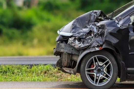 Biləsuvarda "Toyota" ağaca çırpıldı: Xəsarət alan var