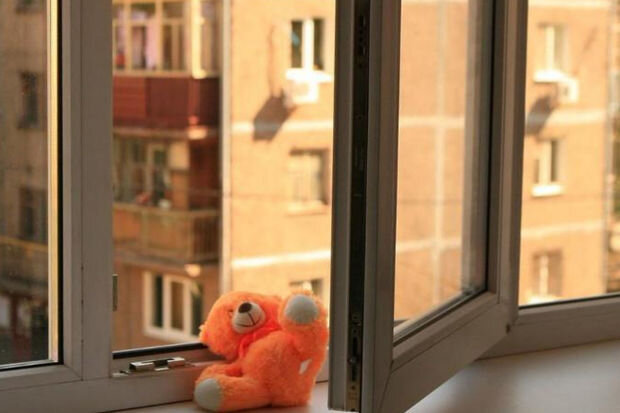 Qadın üç uşağını 9-cu mərtəbədən atdı