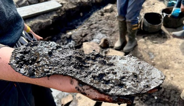 İngiltərədə Roma nəhənginin 2000 illik izi: 48.5 ölçülü çəkmə tapıldı