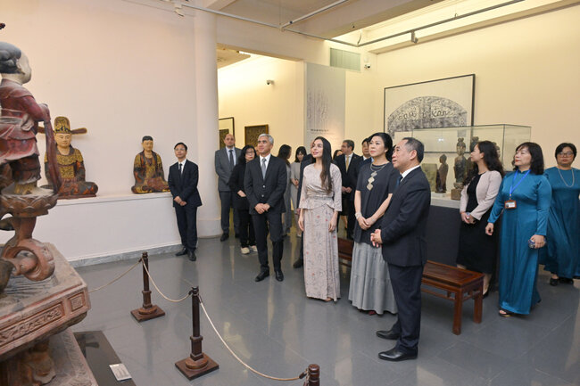 Leyla Əliyeva Vyetnamda muzeydə - Fotolar