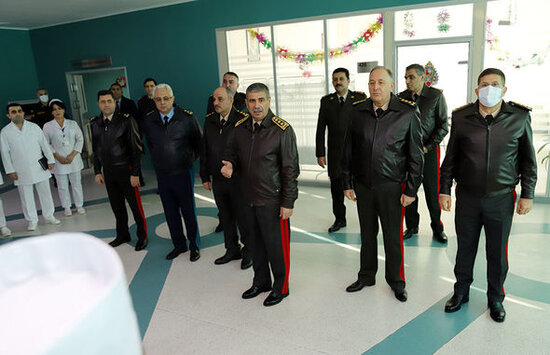 Müdafiə naziri bayram günündə hospitalda müalicə olunan hərbçilərlə görüşüb - FOTO/VİDEO