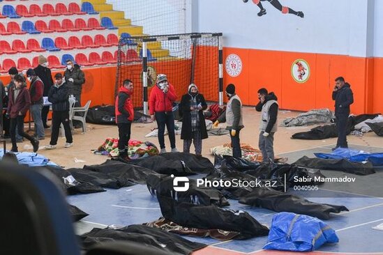 Zəlzələ zonasında həyatını itirən insanların qalaqlanmış nəşləri - FOTOREPORTAJ